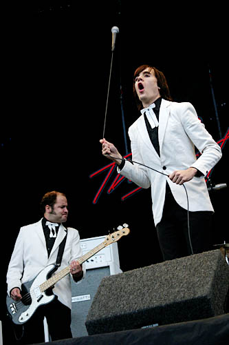 2004-08-27 - The Hives at Reading Festival, Reading