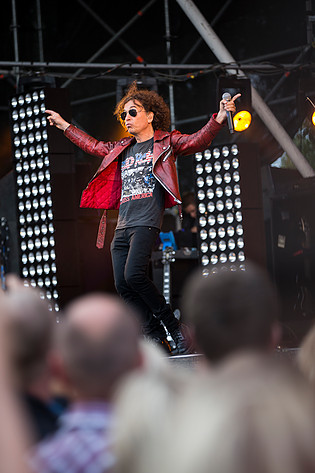 2012-07-27 - Magnus Uggla at Storsjöyran, Östersund
