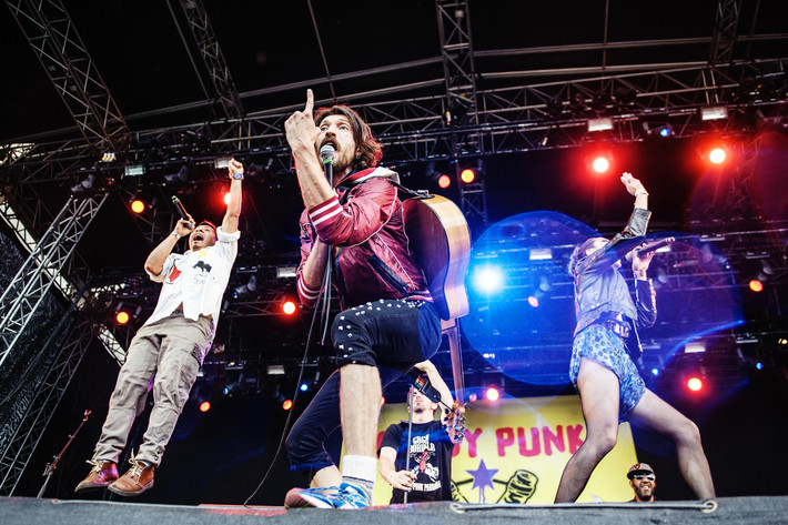 2013-06-27 - Gogol Bordello från Bråvalla, Norrköping